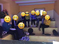 Jugendliche sitzen im Jugendtreff und ihre Gesichter sind durch Smileys unkenntlich gemacht