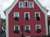 Ansicht einer roten Hausfassade in Garstadt