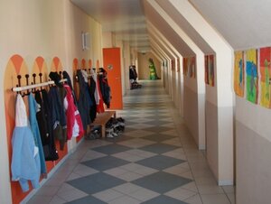 Blick in Flur mit Garderobe der Grundschule Julius Echter