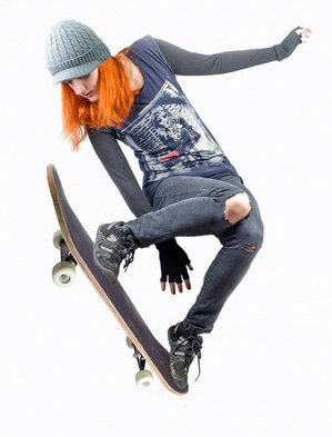 Skateboard fahrende junge Frau